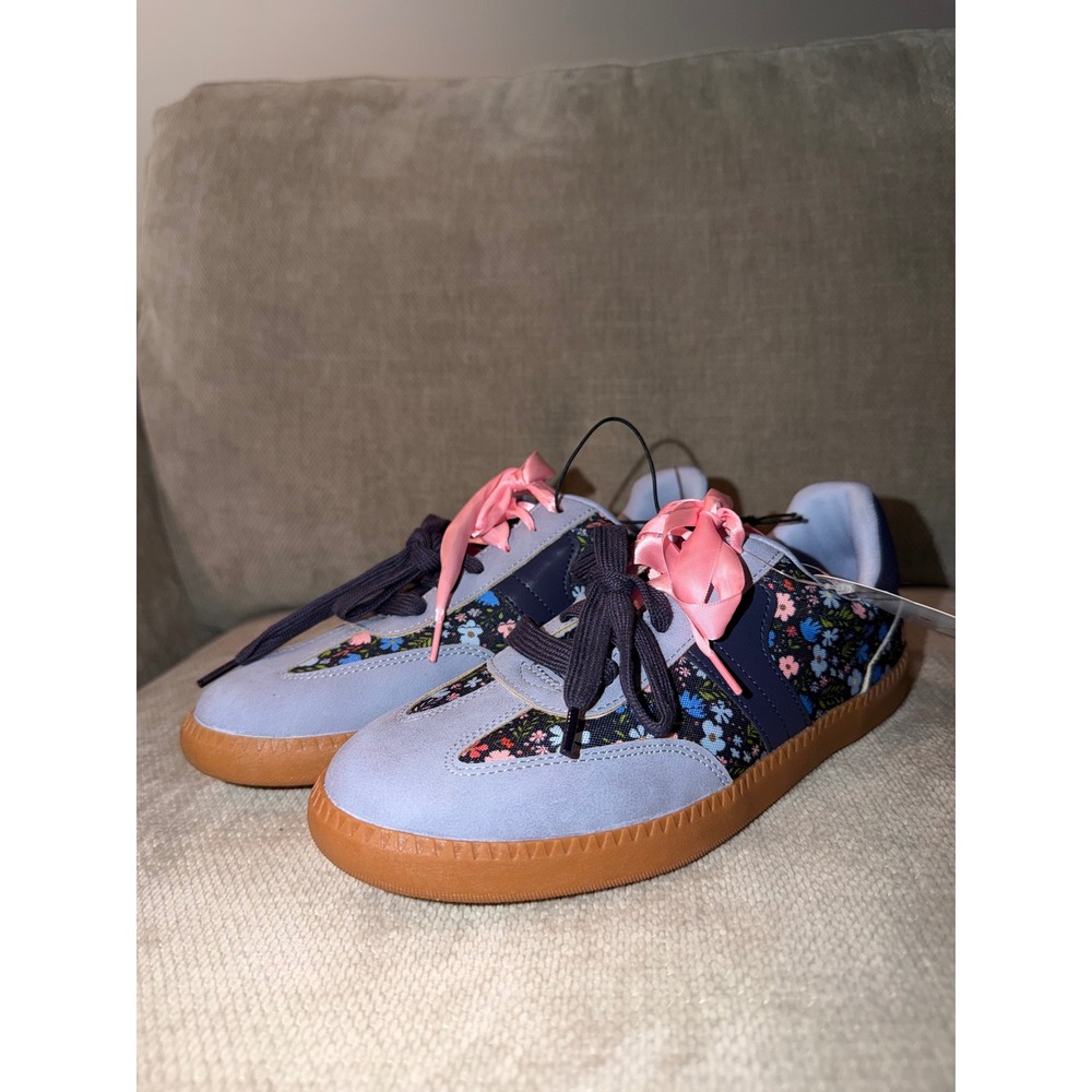 Girl sneakers size 4